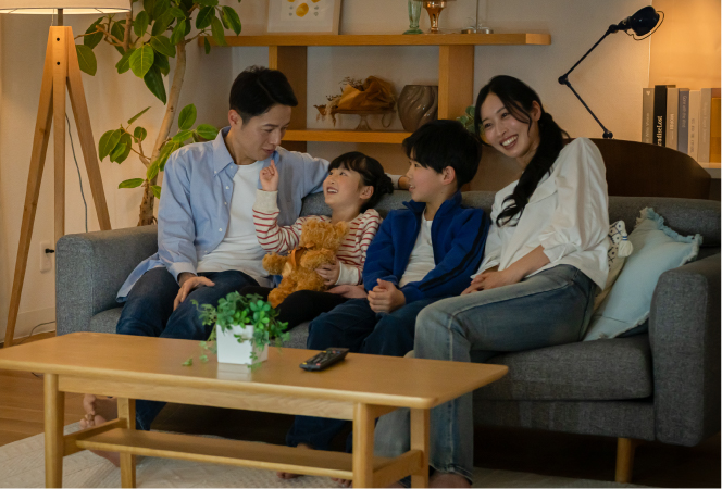 リビングのソファで家族がくつろいでいる様子