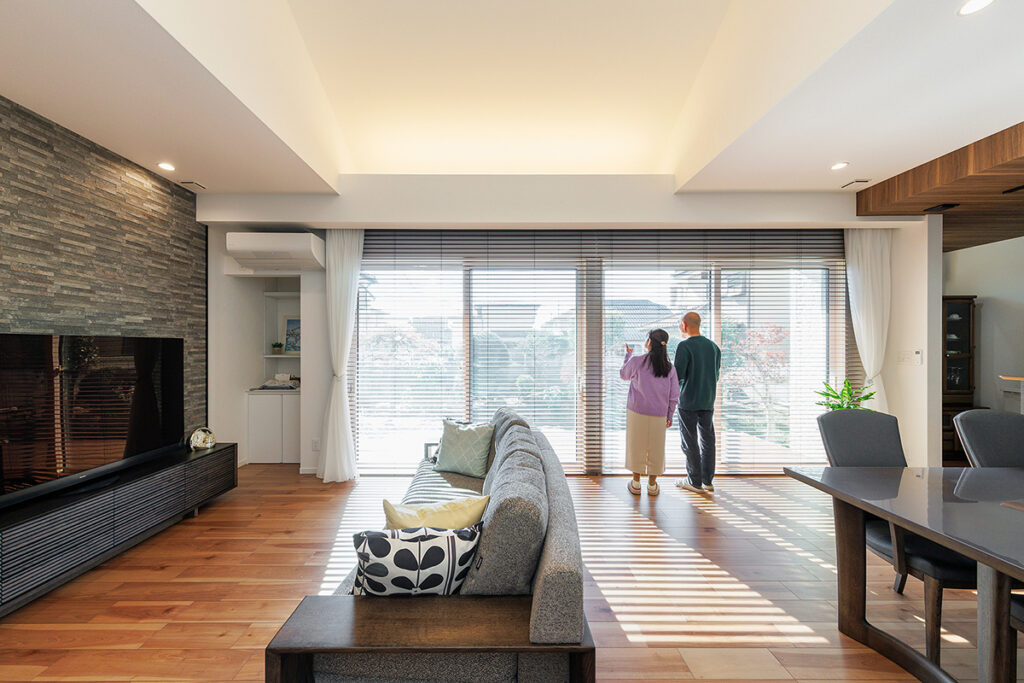 安心が生む、時を忘れるほどの寛ぎ。夫婦の好みをカタチにした、平屋のような2階建て