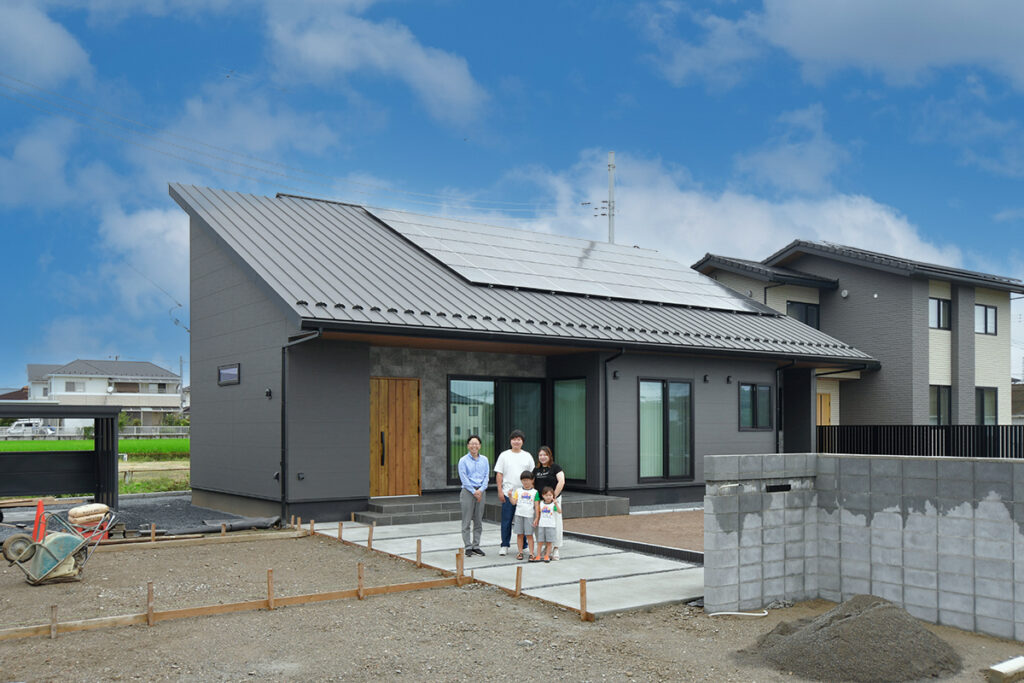 家族の笑顔が集まる、開放感あふれる大空間の家　太陽光発電+蓄電池でかなえる快適な暮らし